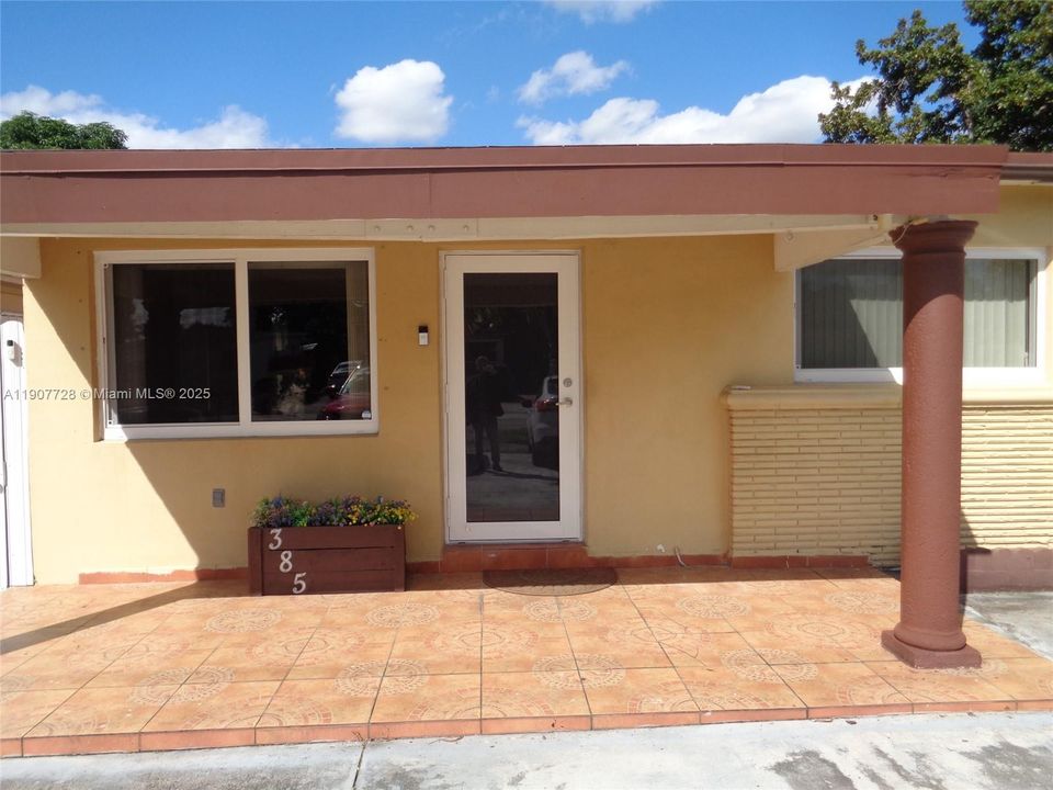 Active With Contract: $639,185 (5 beds, 2 baths, 2081 Square Feet)