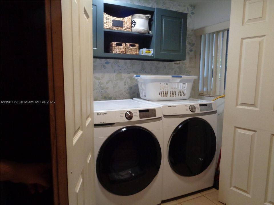 Active With Contract: $639,185 (5 beds, 2 baths, 2081 Square Feet)