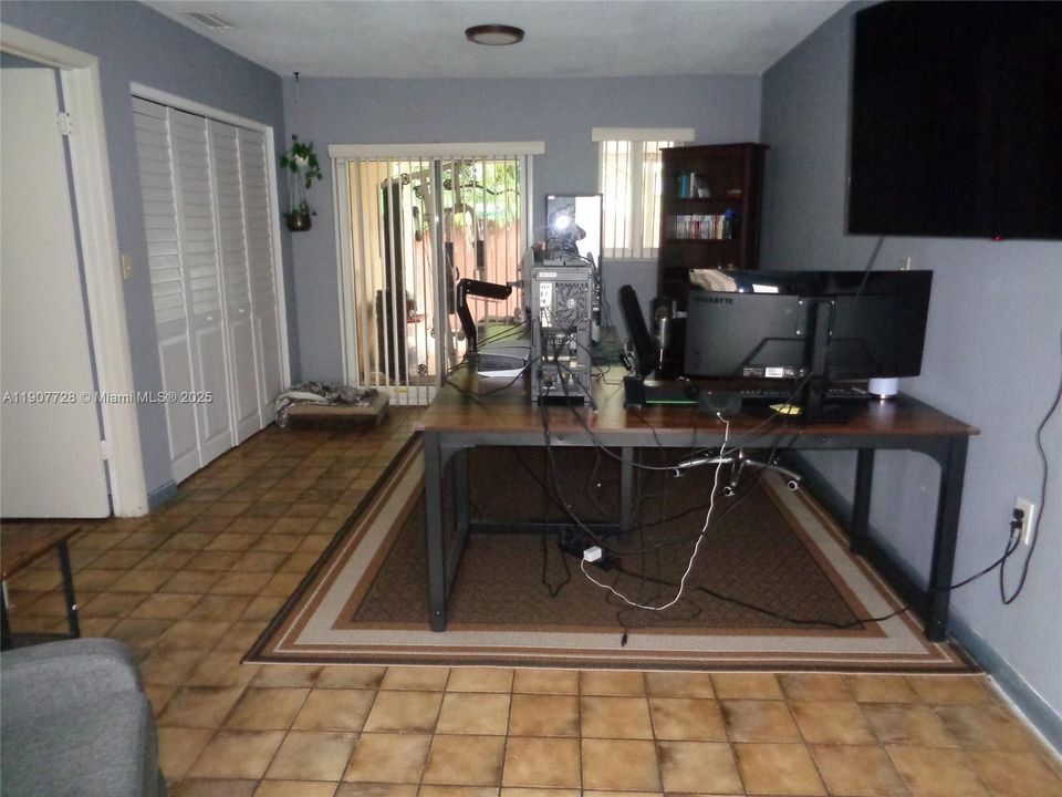 Active With Contract: $639,185 (5 beds, 2 baths, 2081 Square Feet)