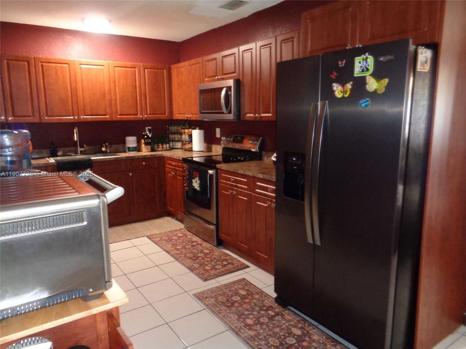 Active With Contract: $639,185 (5 beds, 2 baths, 2081 Square Feet)