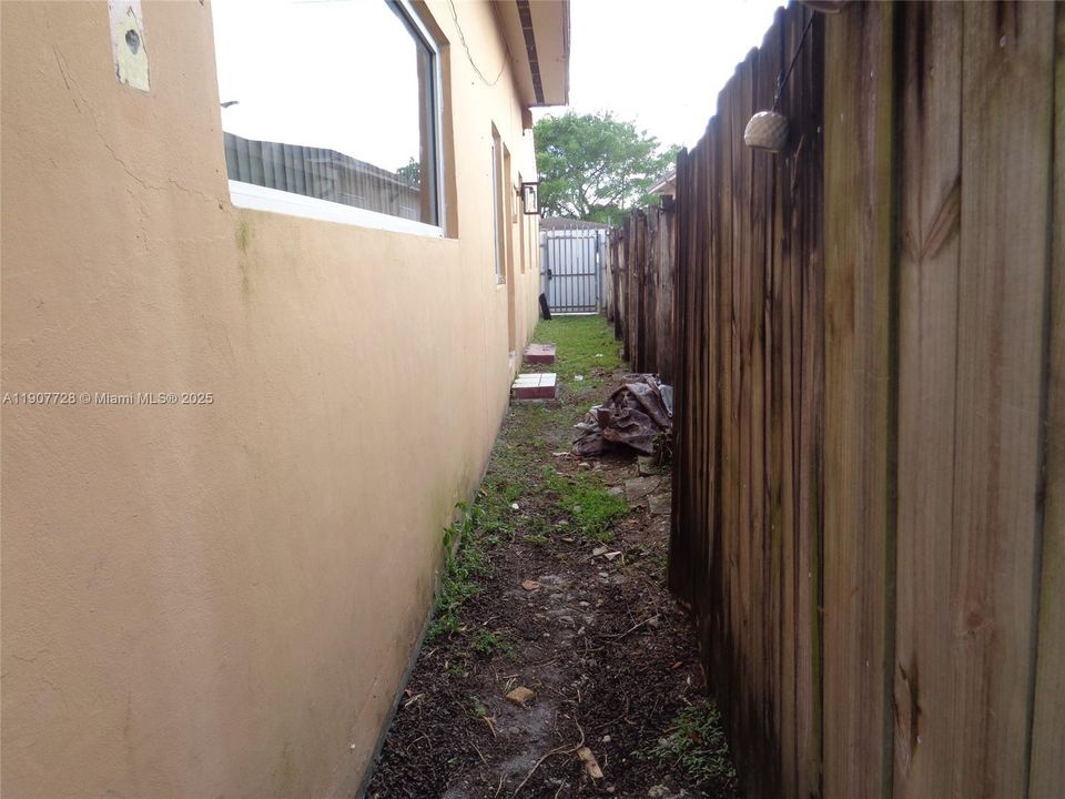 Active With Contract: $639,185 (5 beds, 2 baths, 2081 Square Feet)