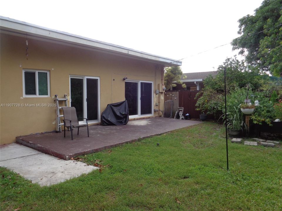 Active With Contract: $639,185 (5 beds, 2 baths, 2081 Square Feet)