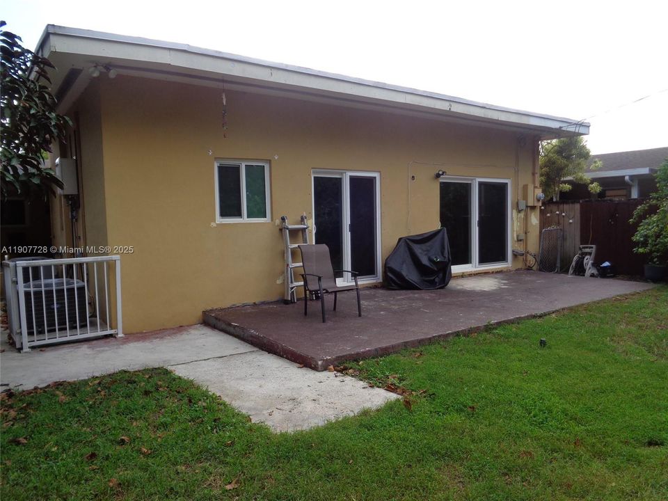 Active With Contract: $639,185 (5 beds, 2 baths, 2081 Square Feet)