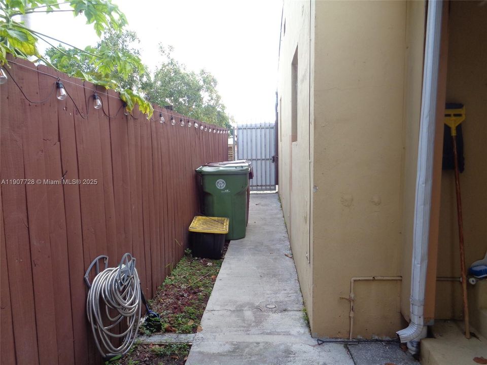 Active With Contract: $639,185 (5 beds, 2 baths, 2081 Square Feet)