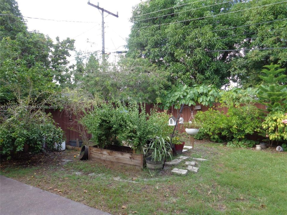 Active With Contract: $639,185 (5 beds, 2 baths, 2081 Square Feet)