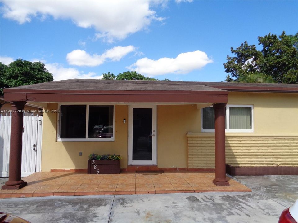 Active With Contract: $639,185 (5 beds, 2 baths, 2081 Square Feet)