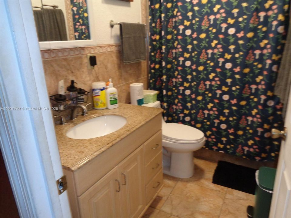 Active With Contract: $639,185 (5 beds, 2 baths, 2081 Square Feet)