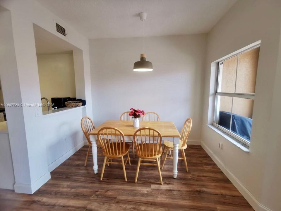 На продажу: $435,000 (2 спален, 2 ванн, 980 Квадратных фут)