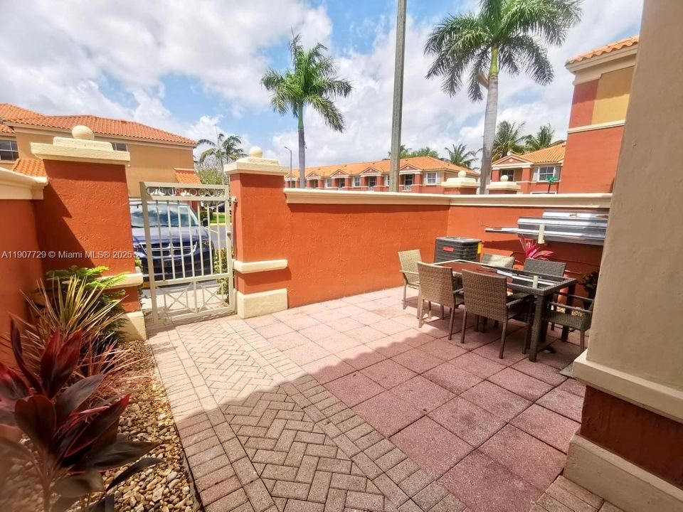 На продажу: $435,000 (2 спален, 2 ванн, 980 Квадратных фут)