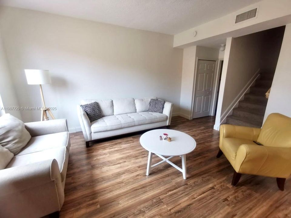 На продажу: $435,000 (2 спален, 2 ванн, 980 Квадратных фут)