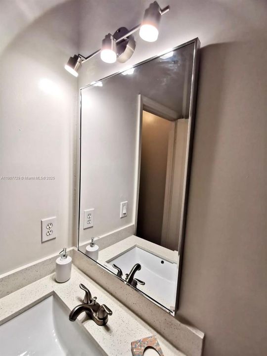 На продажу: $435,000 (2 спален, 2 ванн, 980 Квадратных фут)