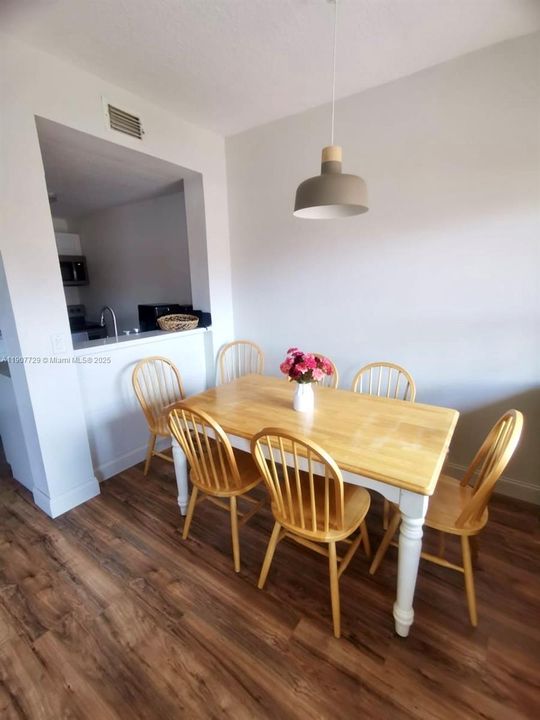 На продажу: $435,000 (2 спален, 2 ванн, 980 Квадратных фут)