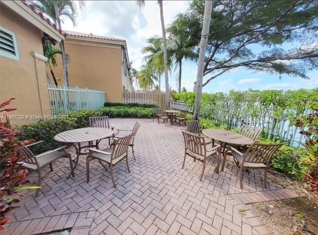 На продажу: $435,000 (2 спален, 2 ванн, 980 Квадратных фут)