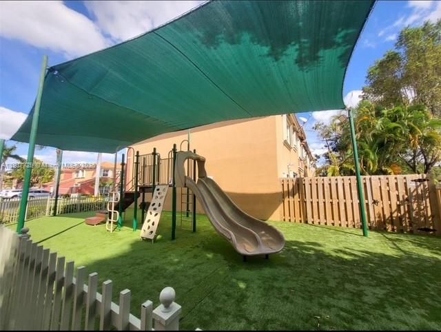 На продажу: $435,000 (2 спален, 2 ванн, 980 Квадратных фут)