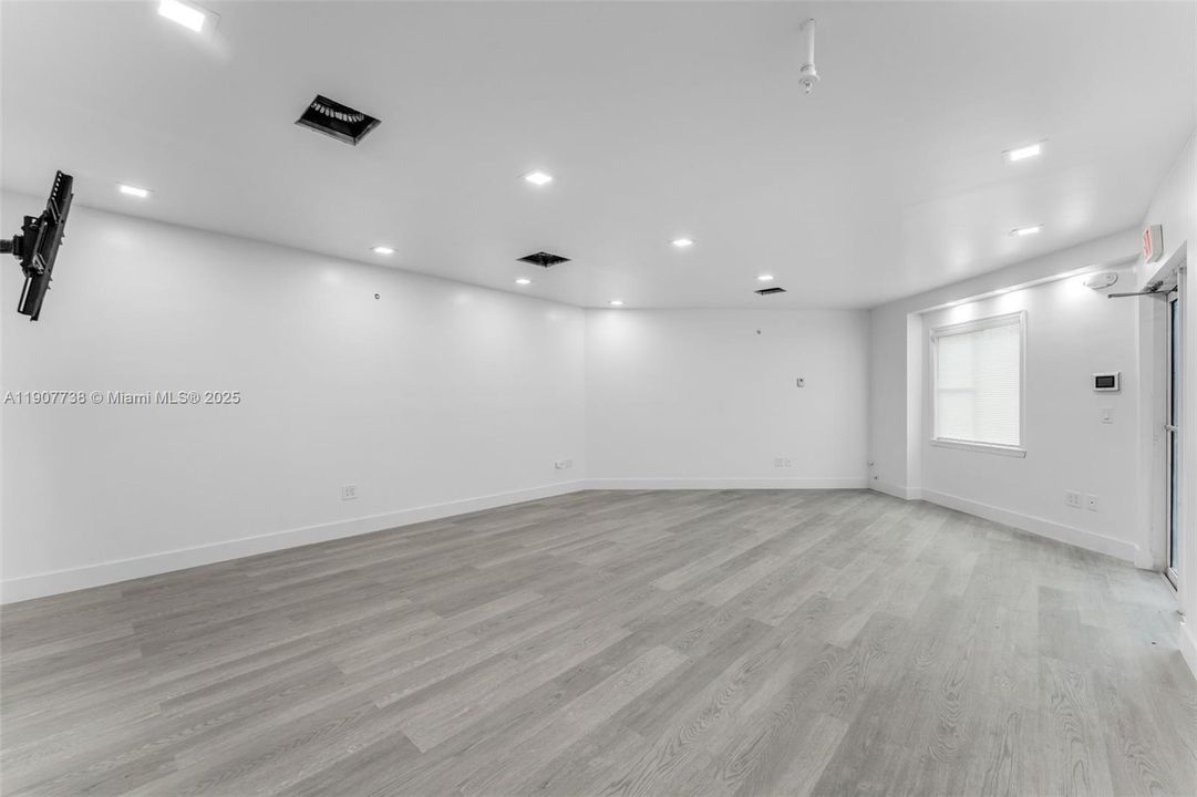 В аренду: $6,999 (0 спален, 0 ванн, 0 Квадратных фут)