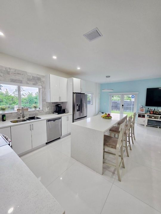 待售: $1,080,000 (4 贝兹, 4 浴室, 2400 平方英尺)