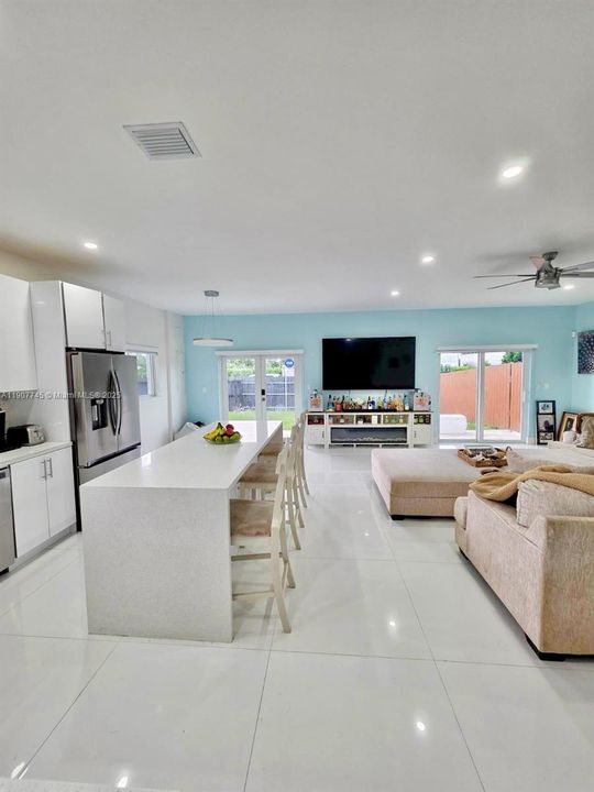 待售: $1,080,000 (4 贝兹, 4 浴室, 2400 平方英尺)