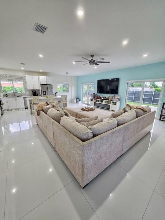 待售: $1,080,000 (4 贝兹, 4 浴室, 2400 平方英尺)