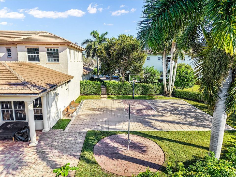 For Rent: $14,000 (6 beds, 5 baths, 5956 Square Feet)