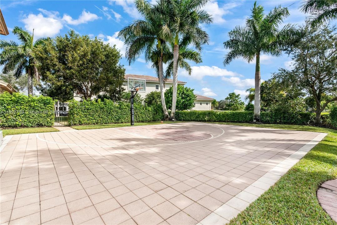 For Rent: $14,000 (6 beds, 5 baths, 5956 Square Feet)