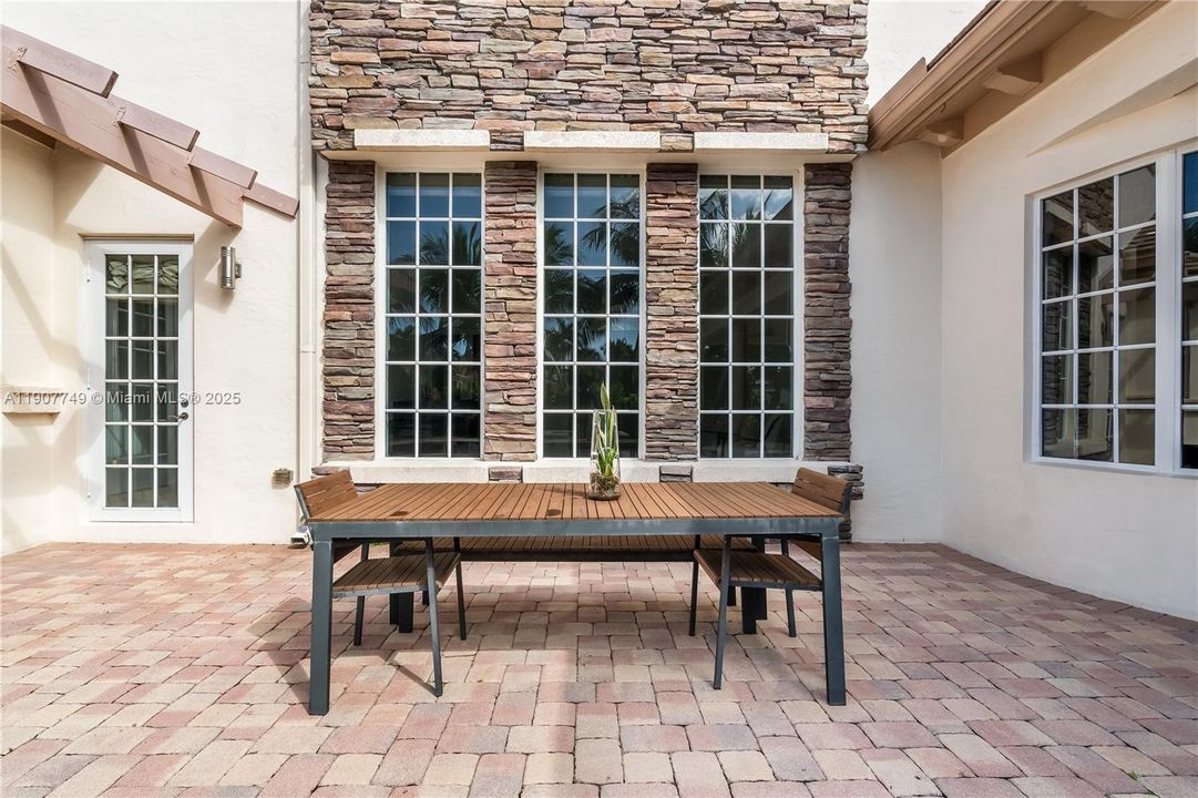 For Rent: $14,000 (6 beds, 5 baths, 5956 Square Feet)