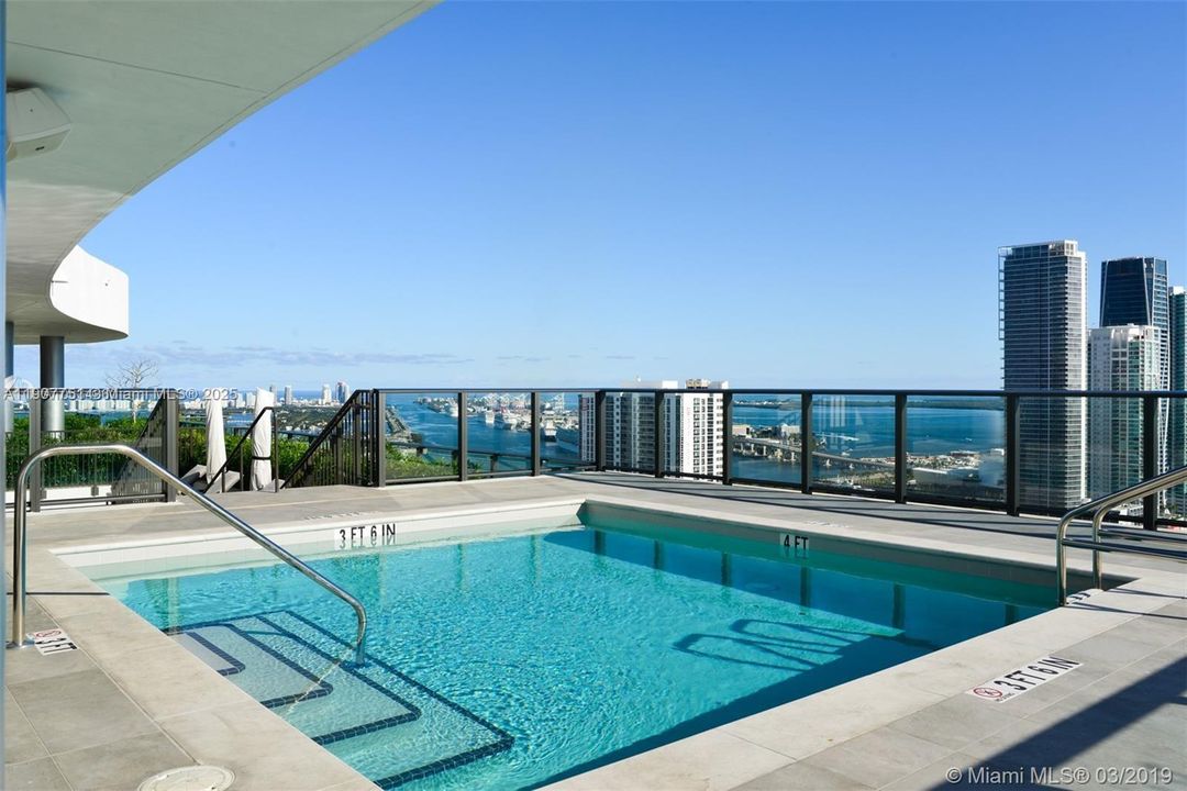 Active With Contract: $3,000 (1 beds, 1 baths, 867 Square Feet)