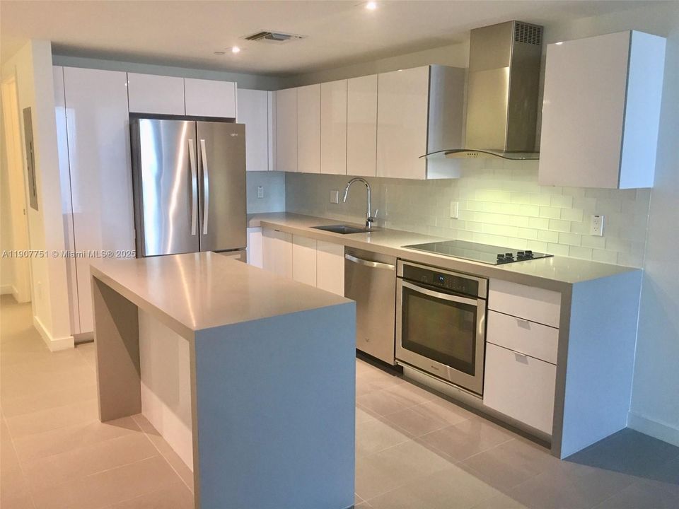 Active With Contract: $3,000 (1 beds, 1 baths, 867 Square Feet)