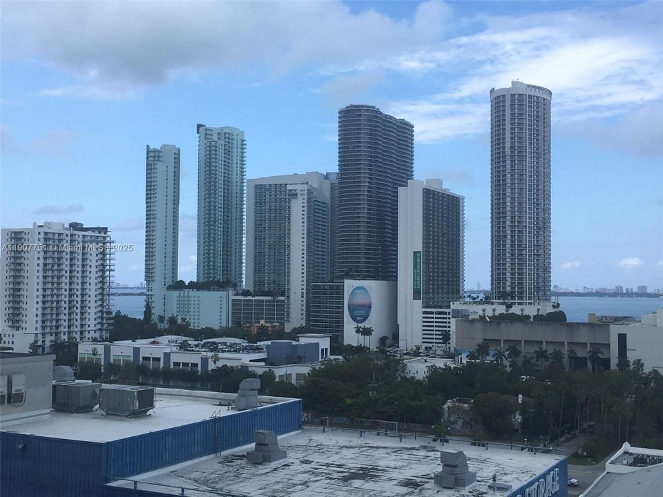 Active With Contract: $3,000 (1 beds, 1 baths, 867 Square Feet)