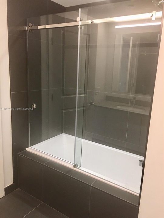 Active With Contract: $3,000 (1 beds, 1 baths, 867 Square Feet)