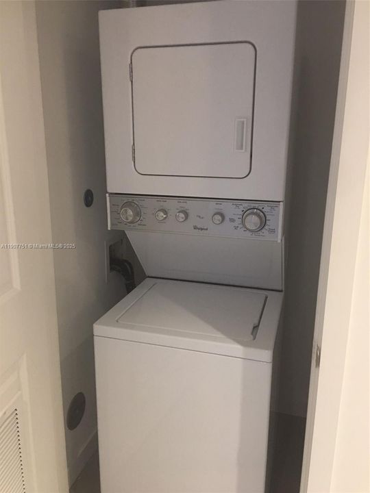 Active With Contract: $3,000 (1 beds, 1 baths, 867 Square Feet)