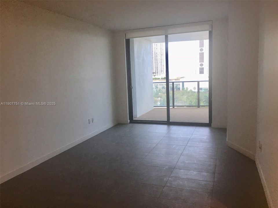 Active With Contract: $3,000 (1 beds, 1 baths, 867 Square Feet)
