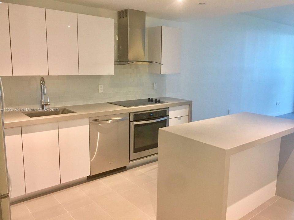 Active With Contract: $3,000 (1 beds, 1 baths, 867 Square Feet)