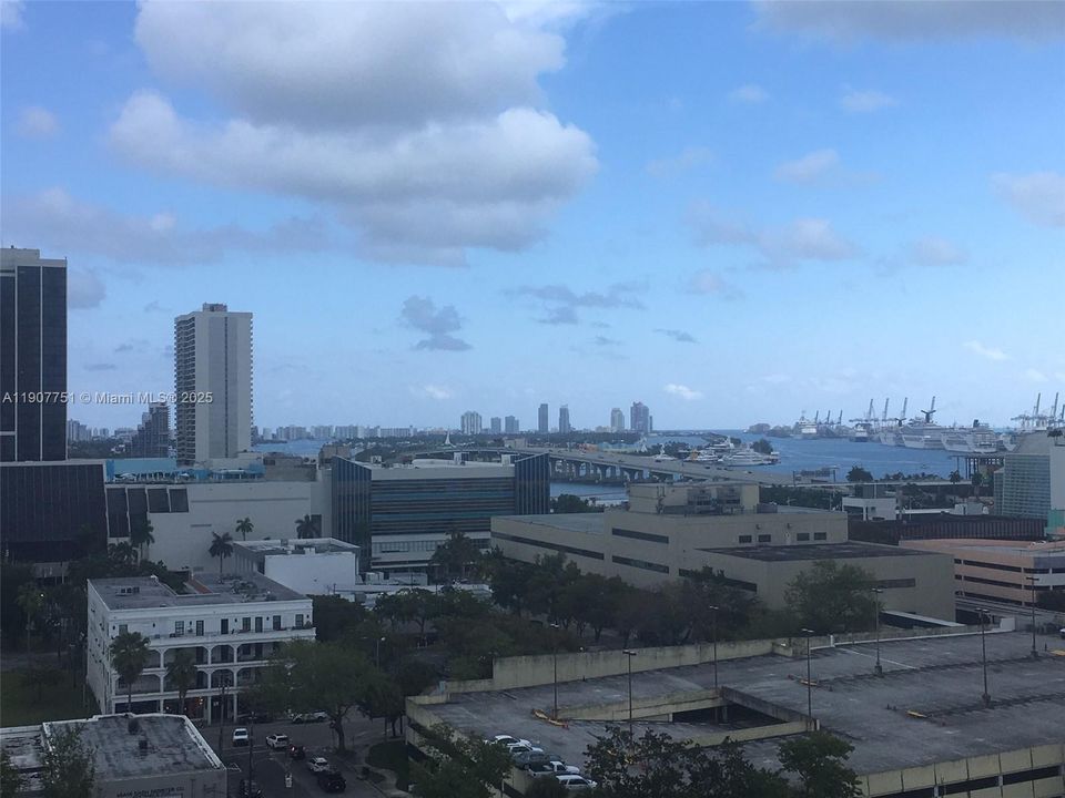 Active With Contract: $3,000 (1 beds, 1 baths, 867 Square Feet)