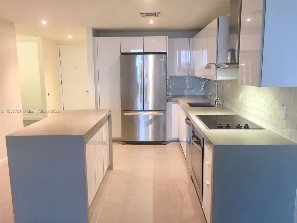 Active With Contract: $3,000 (1 beds, 1 baths, 867 Square Feet)