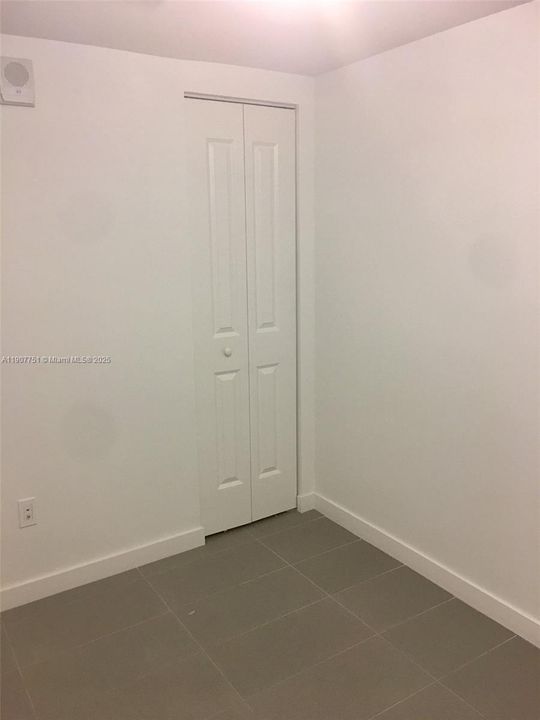 Active With Contract: $3,000 (1 beds, 1 baths, 867 Square Feet)