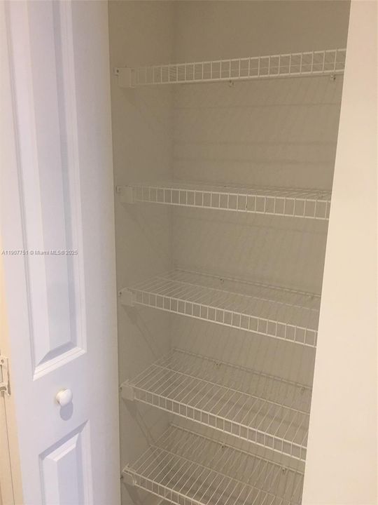 Active With Contract: $3,000 (1 beds, 1 baths, 867 Square Feet)