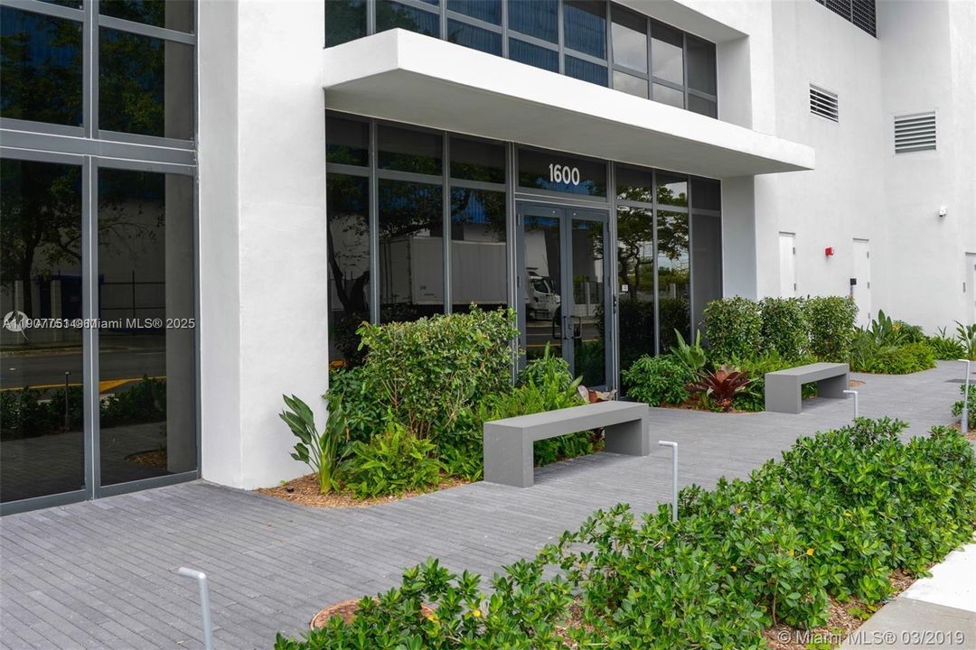 Active With Contract: $3,000 (1 beds, 1 baths, 867 Square Feet)