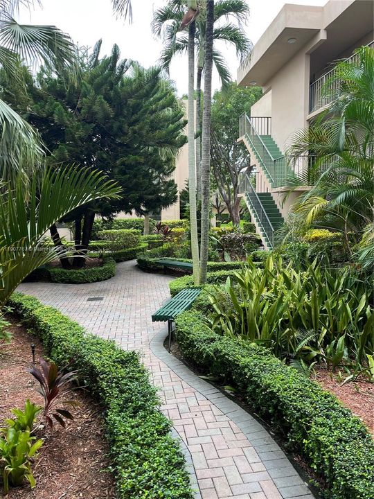 Recently Rented: $1,900 (1 beds, 1 baths, 727 Square Feet)