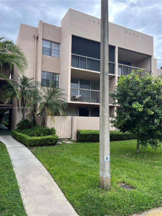 Recently Rented: $1,900 (1 beds, 1 baths, 727 Square Feet)
