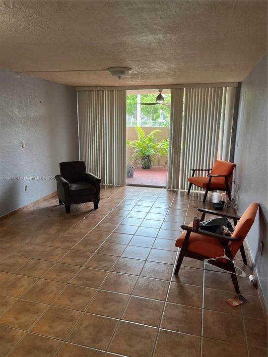 Recently Rented: $1,900 (1 beds, 1 baths, 727 Square Feet)