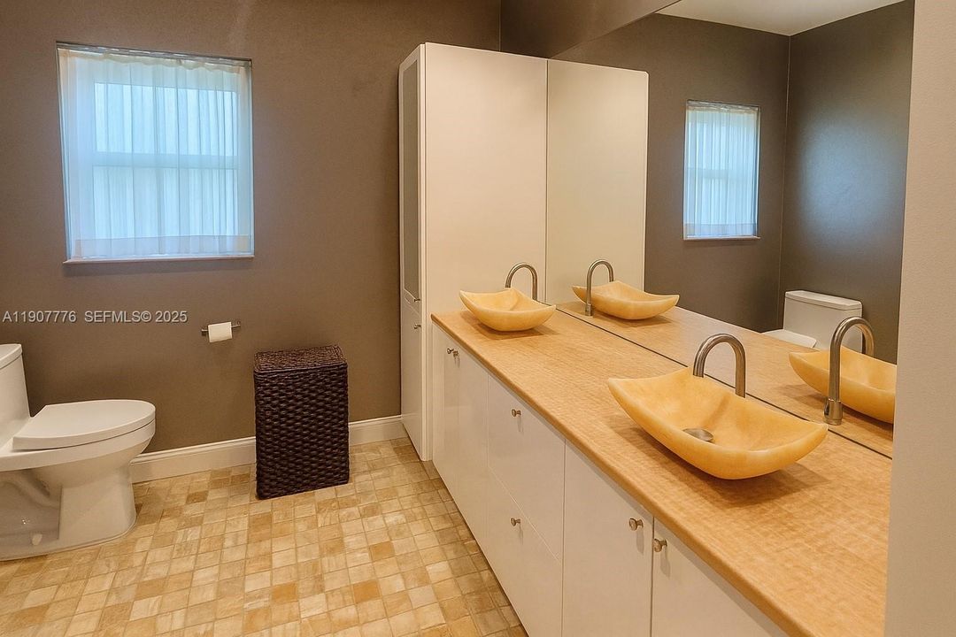 For Sale: $1,105,000 (4 beds, 2 baths, 2466 Square Feet)