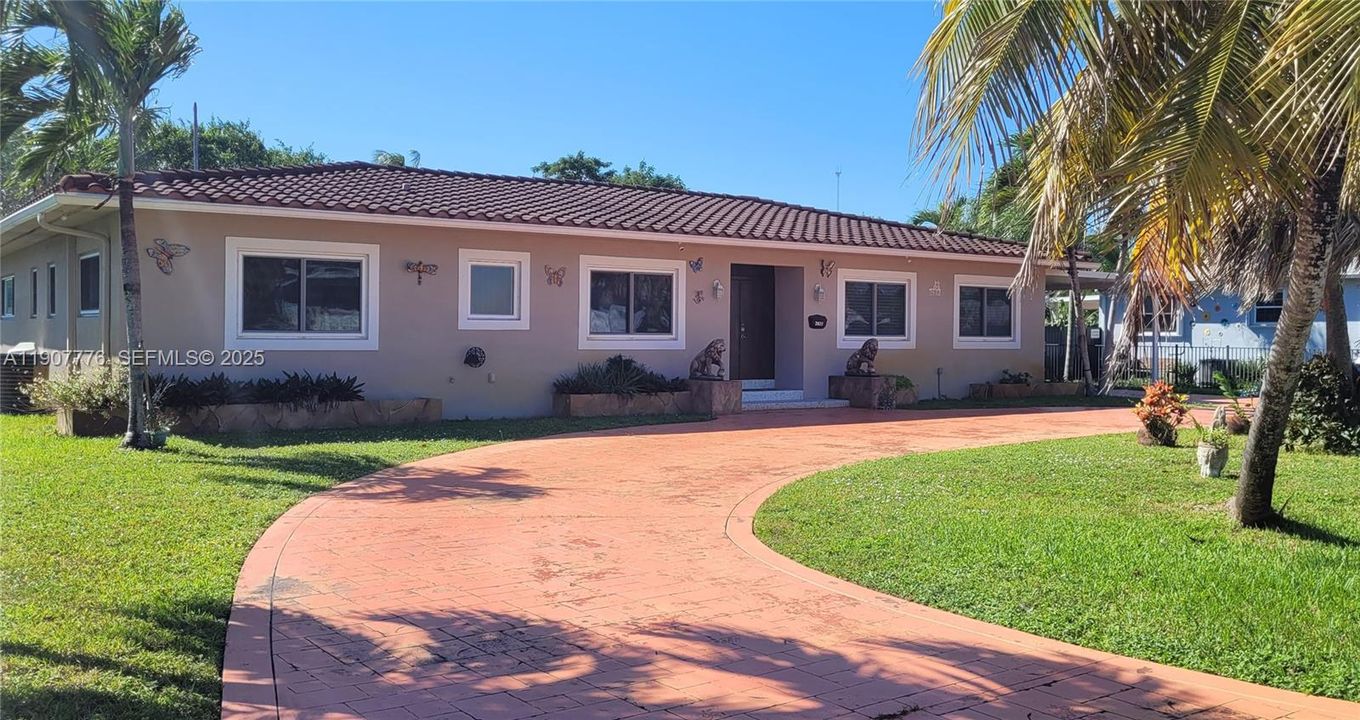 For Sale: $1,105,000 (4 beds, 2 baths, 2466 Square Feet)