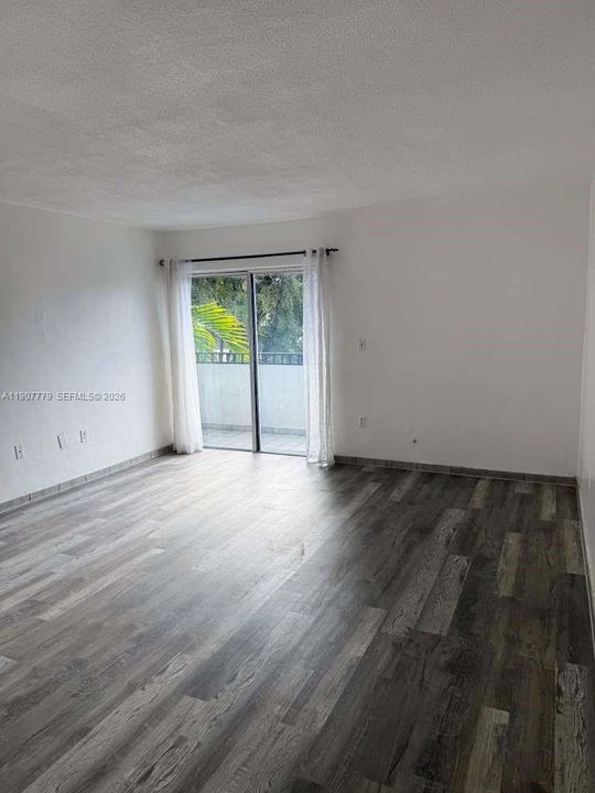 For Rent: $2,100 (2 beds, 1 baths, 866 Square Feet)