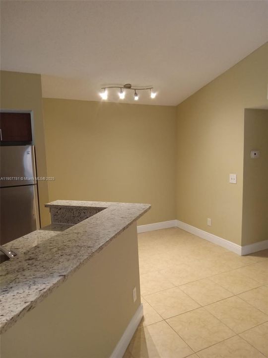 For Rent: $2,050 (2 beds, 1 baths, 965 Square Feet)