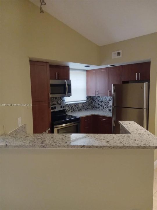 For Rent: $2,050 (2 beds, 1 baths, 965 Square Feet)