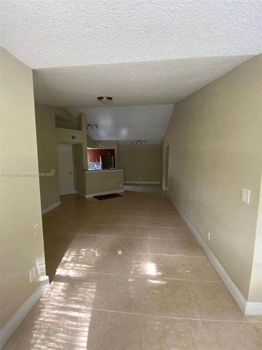 For Rent: $2,050 (2 beds, 1 baths, 965 Square Feet)