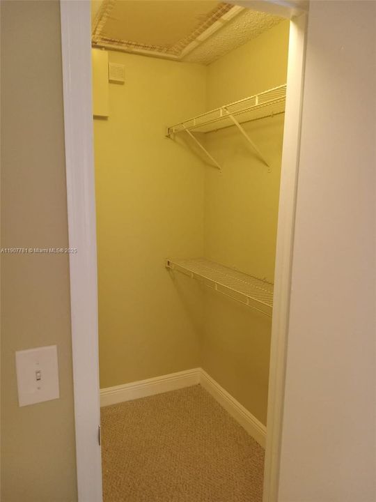 For Rent: $2,050 (2 beds, 1 baths, 965 Square Feet)