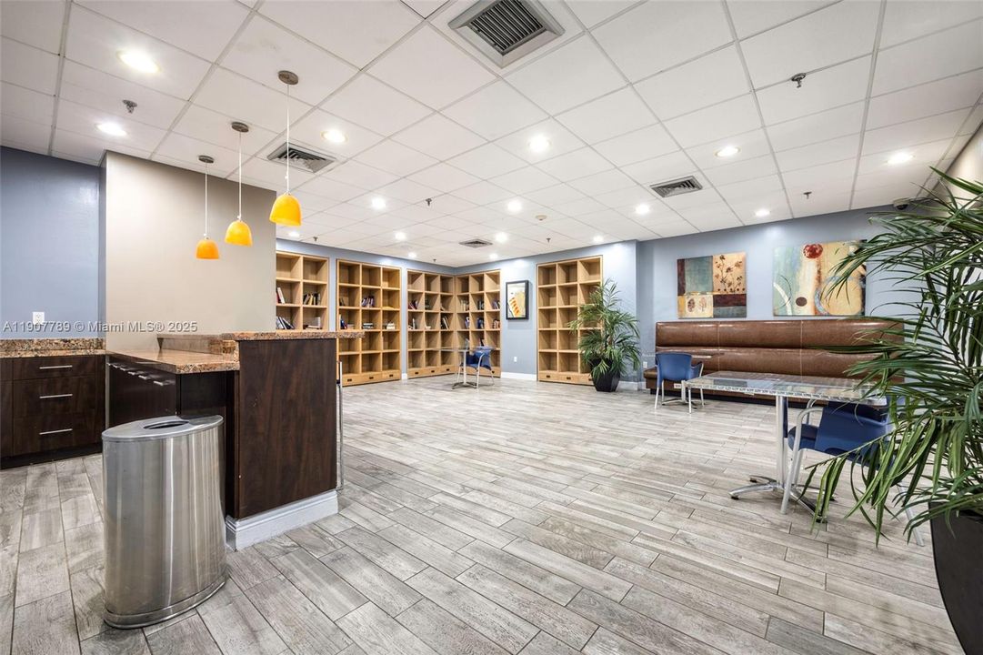 待售: $335,000 (2 贝兹, 2 浴室, 903 平方英尺)