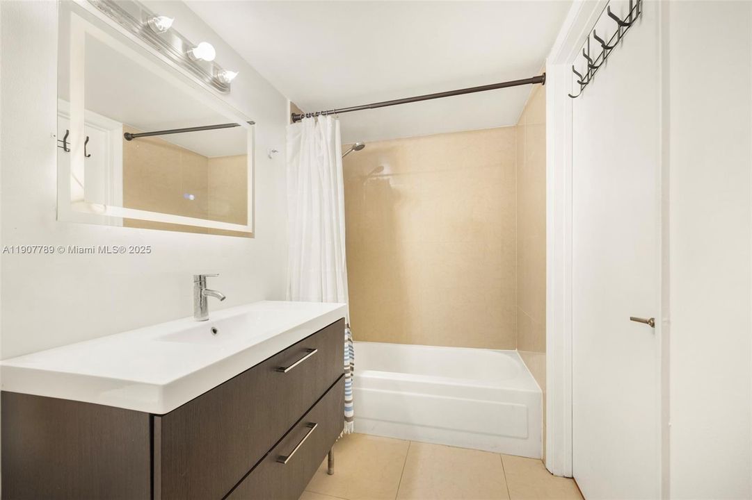 待售: $335,000 (2 贝兹, 2 浴室, 903 平方英尺)