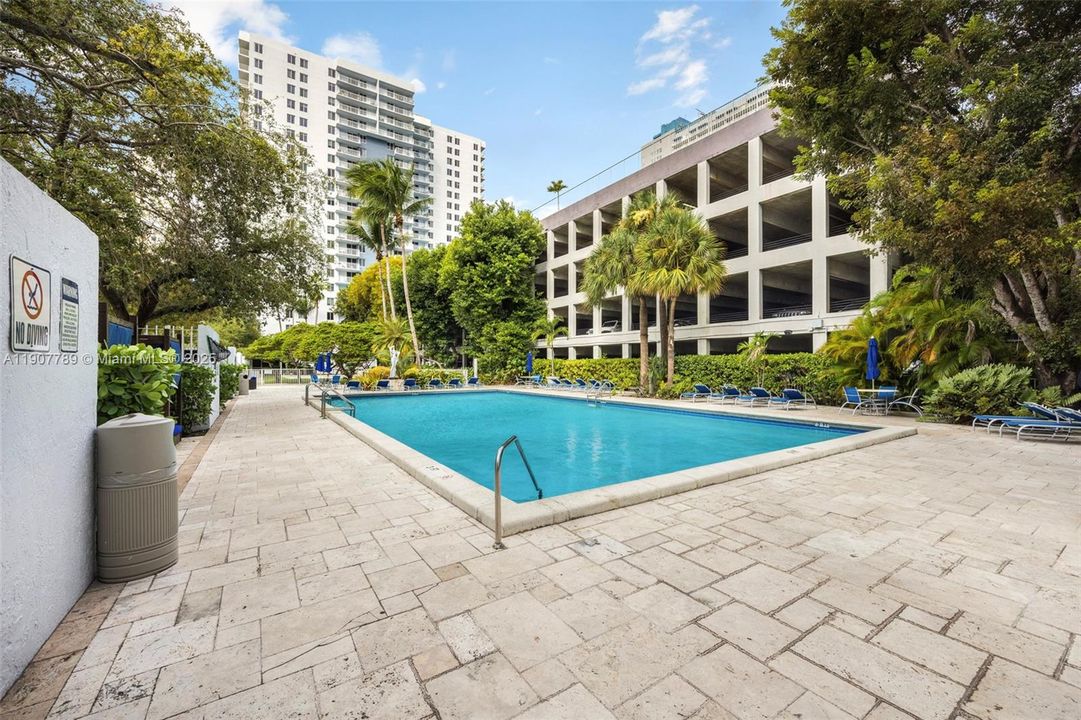 待售: $335,000 (2 贝兹, 2 浴室, 903 平方英尺)